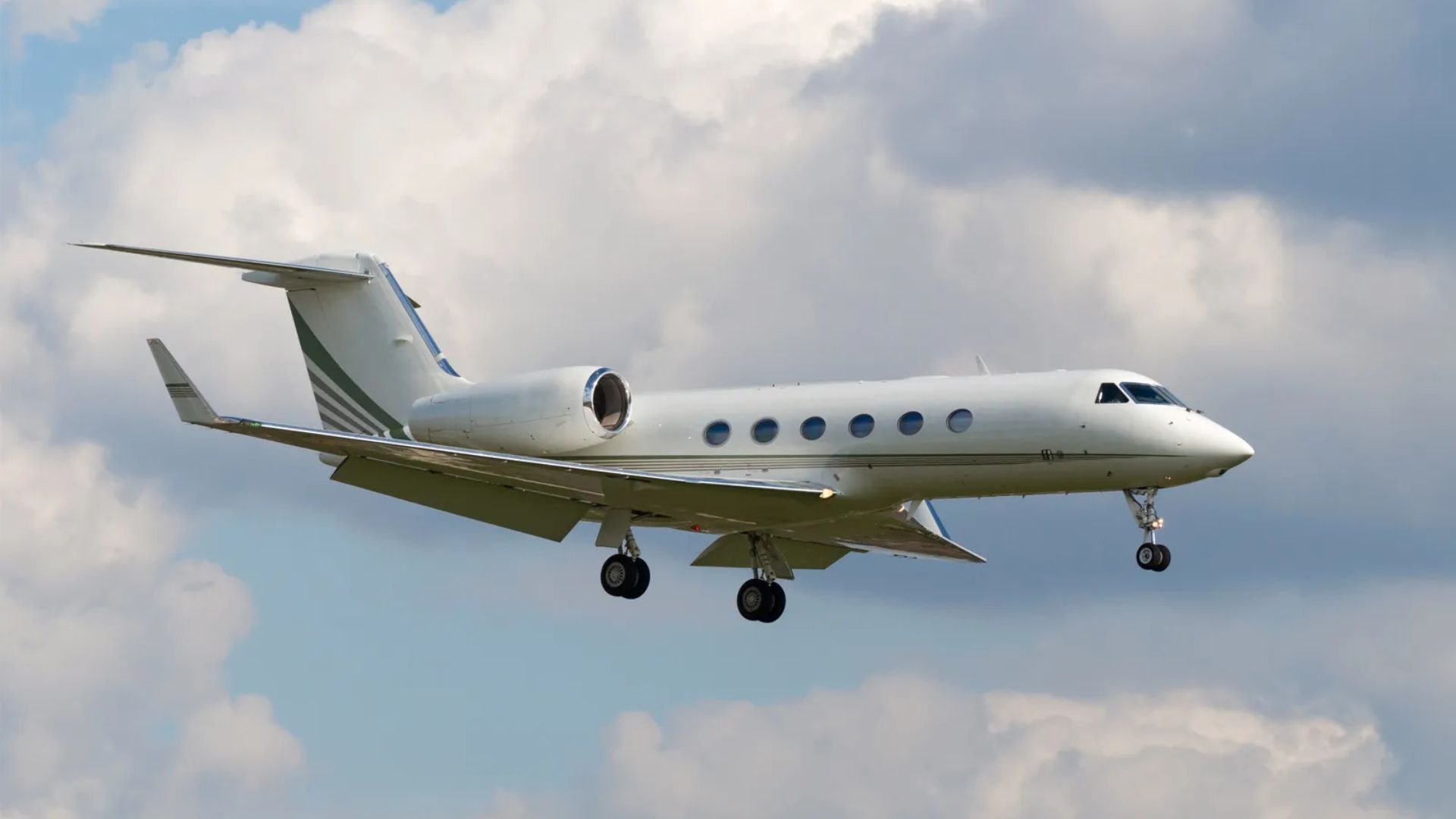 Aircraft Types Explained: Commercial vs. Cargo vs. Private Jets