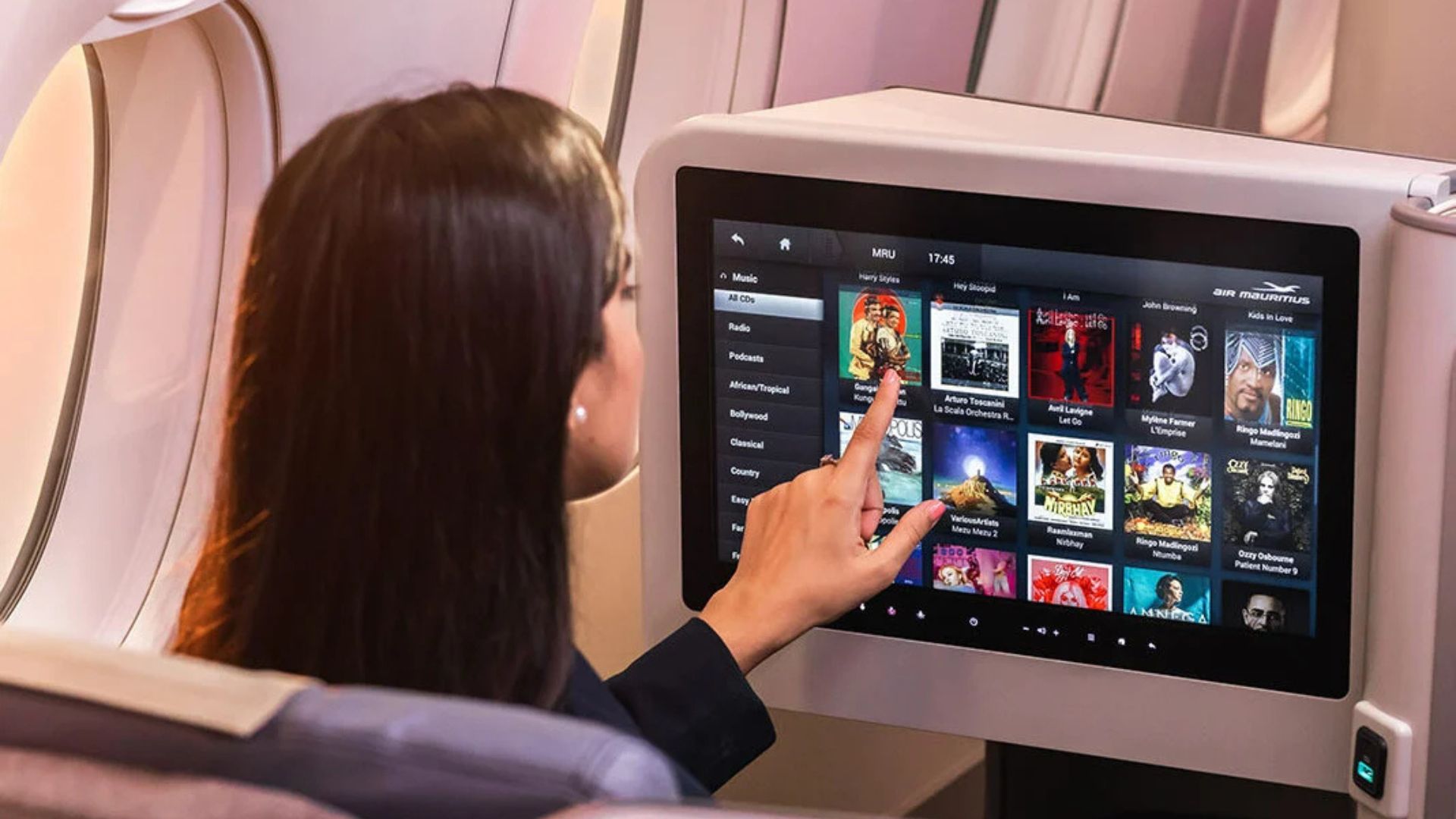 Top 10 Innovations in In-Flight Entertainment (1)